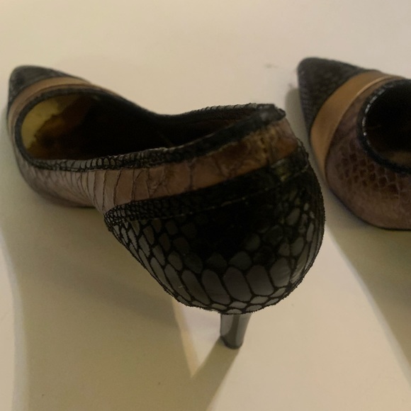 Carlos Santana antique gold / brown and black pointed toe faux snakeskin heels - Picture 3 of 8